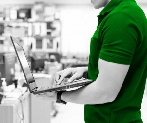 Simpleworks tech troubleshoots a laptop